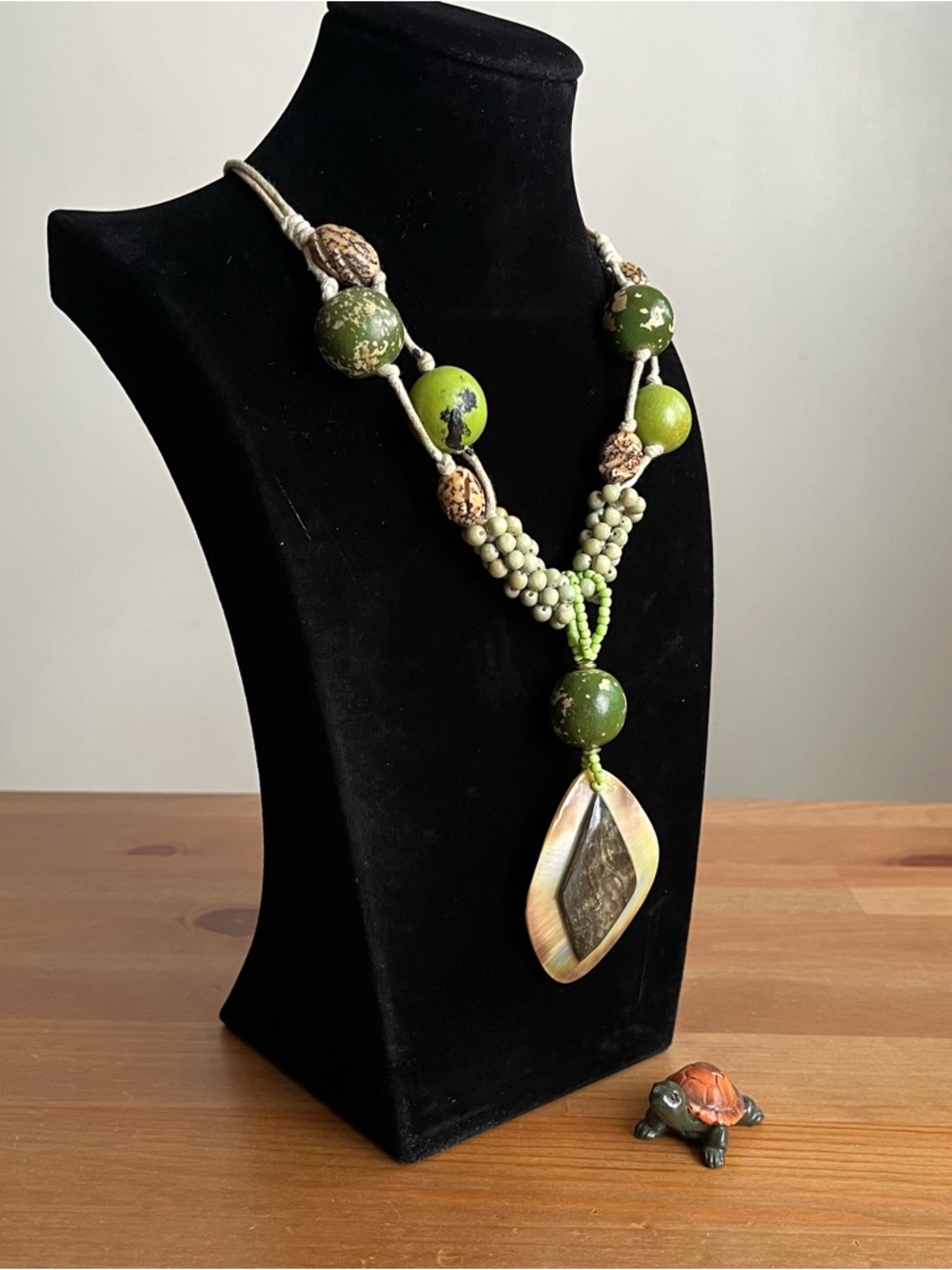 Calamansi Handcrafted artisan necklace beads mother-of-pearl pendant shell - Picture 3 of 10